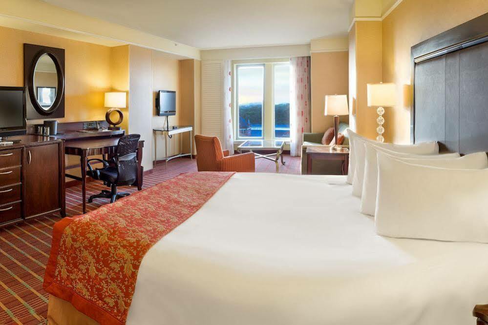 เรเนซองส์ มอนต์โกเมอรี โฮเทล แอนด์ สปา แอท คอนเวนชันเซ็นเตอร์ Hotel ภายนอก รูปภาพ